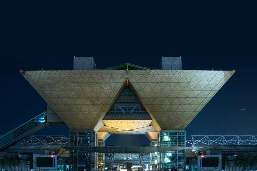 東京で最大級の展示施設である東京ビッグサイト。東京湾の沿岸地帯に位置し、株式会社佐藤総合計画により設計された