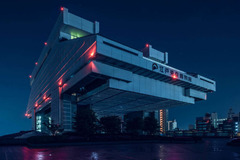 江戸東京博物館の側面の眺め。同博物館は菊竹清訓氏により設計された