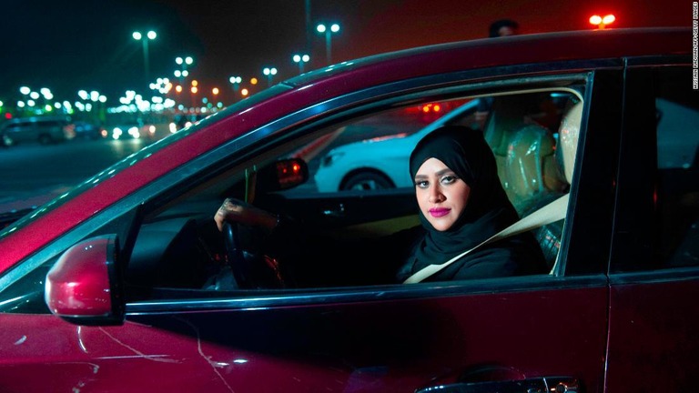 車でバーレーンに向かうサウジアラビア人女性＝２４日