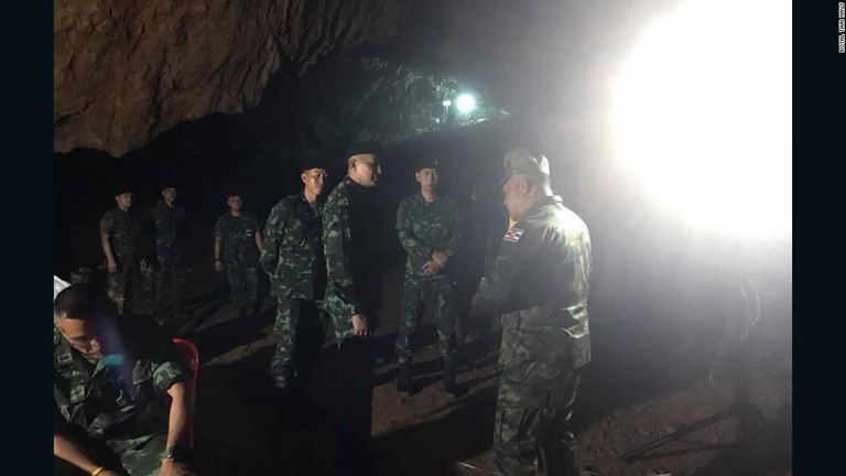 洞窟内に取り残されたとみられる少年たちの捜索・救出活動が行われている。