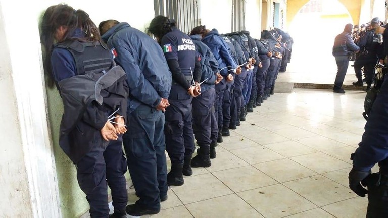 メキシコ西部で町長候補の殺害事件に絡み、町の警官全員が逮捕された