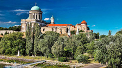 エステルゴムはハンガリー最古の町の一つで、ドナウ川を望む露頭の上には、内側のエリアだけだけでも広さ５６００平方メートルを誇る同国最大の大聖堂がある＝Pixabay / Creative Commons