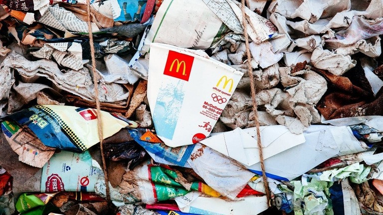 インドの州でプラスチック禁止の州法が施行され、マクドナルドなどに罰金が命じられている＝LightRocket via Getty Images