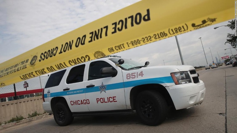 米国第３の都市シカゴで、１日に１４件の銃撃事件が発生し２人が死亡した