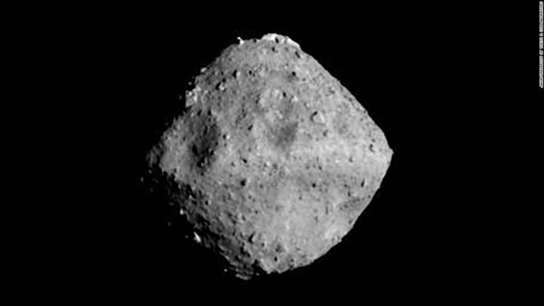ダイヤモンド型の小惑星「リュウグウ」に日本の探査機はやぶさ２が到着