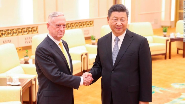 握手を交わすマティス米国防長官（左）と中国の習近平国家主席