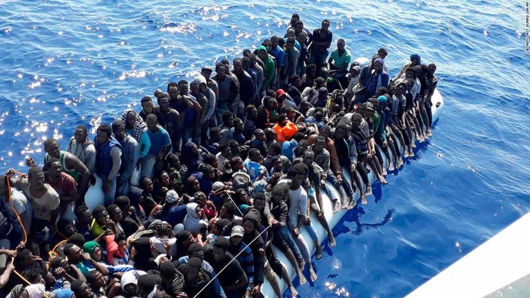 リビア沖で救助された移民・難民ら
