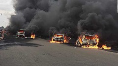 タンクローリーが爆発、車に延焼　９人死亡　ナイジェリア