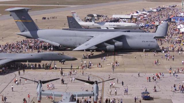 米軍最大の航空機、Ｃ５輸送機の前では他の全ての機体が小さく見える＝２００４年、フロリダ州エーグリン空軍基地