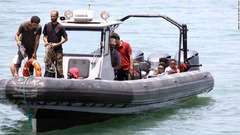 リビア沖で移民ボート転覆、１００人死亡　赤ちゃん３人の遺体も