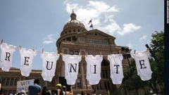 子ども用の衣服で「再会」を訴えるテキサス州の集会