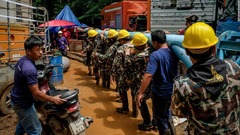 行方不明の少年ら１３人を発見、９日間の捜索を振り返る　タイ