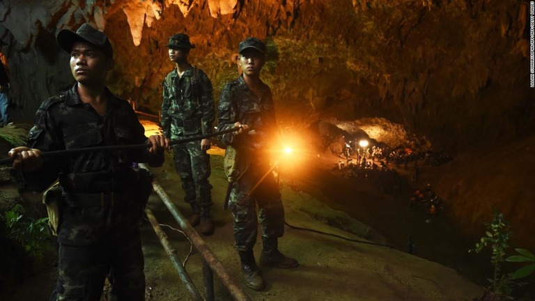 洞窟に閉じ込められた少年らの救出方法について検討が進められている