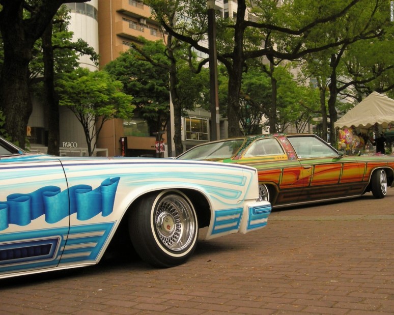「ローライダー文化が日本で最初に始まったとき、あちらに行った車は米国内とまるで同じ外観になった。大きな改造や変更はなく、車の装飾はチカーノのもののようだった」（ルーク・ドーセット氏）
