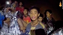 タイ洞窟閉じ込め、少年らが「元気です」　動画を新たに公開