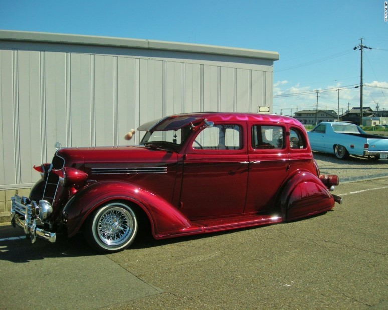 ローライダーが初めて普及したのは１９４０年代のカリフォルニア南部。メキシコ系米国人が色鮮やかな塗装を米国車に施し、「ローアンドスロー」で走行するよう改造した