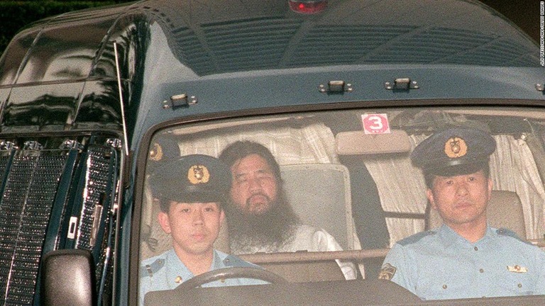 警察車両で移送されるオウム真理教の元代表、麻原彰晃（本名・松本智津夫）死刑囚＝１９９５年