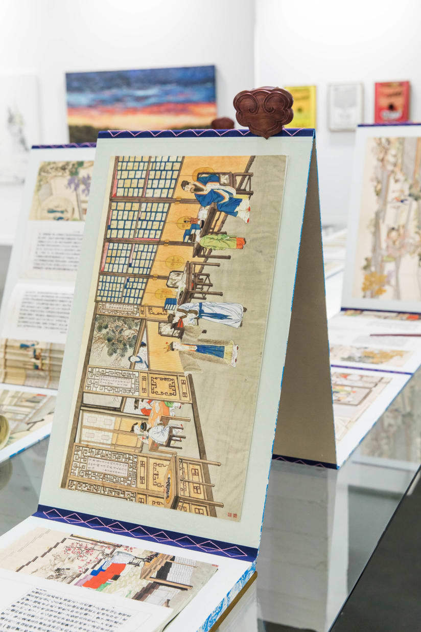 120章で構成される複雑な構造の本の制作に当たり、清時代の芸術家、孫温が描いた230枚の絵の再現という骨の折れる作業を行う必要があった=Jacquie Manning