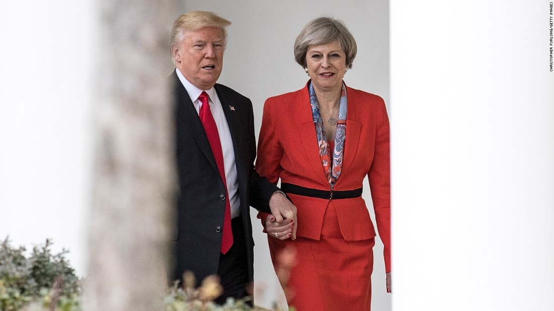 メイ首相が2017年1月の米ホワイトハウス訪問時にトランプ大統領と歩く様子