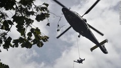 上空からの可能性を探るタイ空軍の兵士＝６月３０日