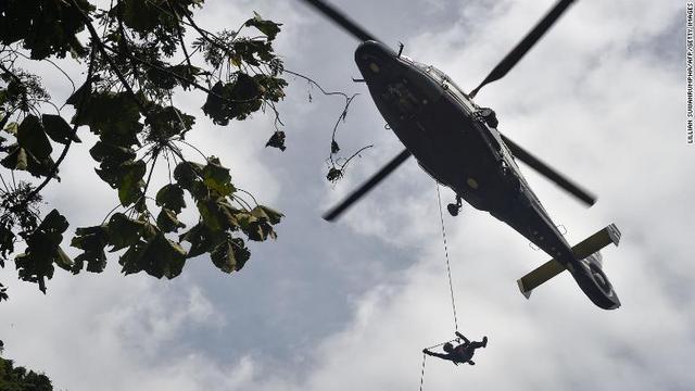 上空からの可能性を探るタイ空軍の兵士＝６月３０日