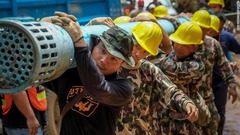 排水ポンプの設置を行う作業員＝１日