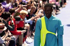 ファッションショーは個性と多様性を称える内容となった＝BERTRAND GUAY/AFP/Getty Images