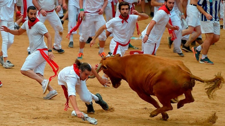 スペインで毎年恒例の牛追い祭りが開幕し、２日間で９人が負傷した