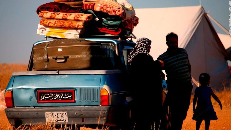 政府軍による砲撃を避けてダルアーからヨルダン国境付近の難民キャンプに逃れてきた人々＝７月１日