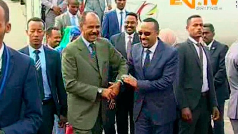 エチオピアのアビー首相（右）とエリトリアのイサイアス大統領が戦争の終結を宣言