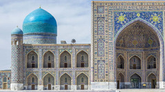 美しいモザイクで飾られたモスクのあるウズベキスタンは、交通アクセスの向上も評価されての２位＝Andrii Lutsyk/Shutterstock