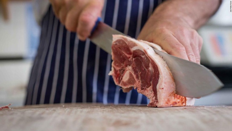 食肉の販売店が、完全な菜食主義者の団体による店舗襲撃に頭を悩ませている