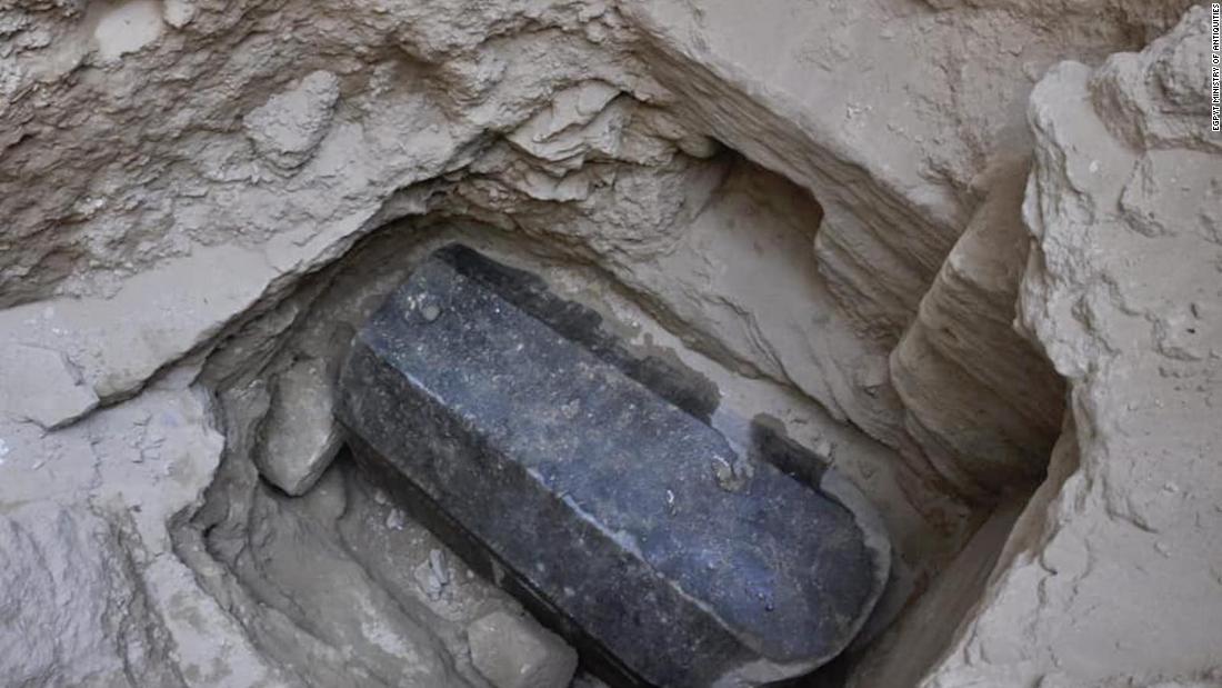アレクサンドリアの発掘現場から巨大な石棺が見つかった