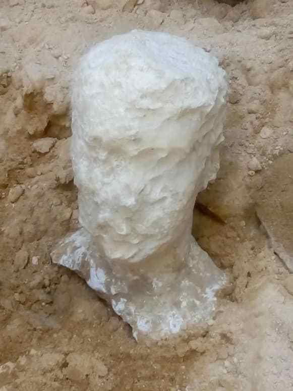 表面のすり減った男性の頭部の石膏像 Credit: Egypt Ministry of Antiquities