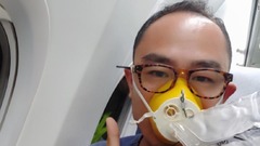 気圧の低下で機内の酸素濃度が低下し、乗客は酸素マスクの着用を指示された