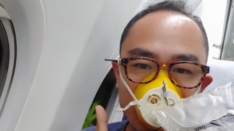 気圧の低下で機内の酸素濃度が低下し、乗客は酸素マスクの着用を指示された/Hoby Sun