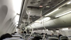 客室の与圧が低下し飛行機が高度を下げた後、酸素マスクを着用するように乗客に指示があった