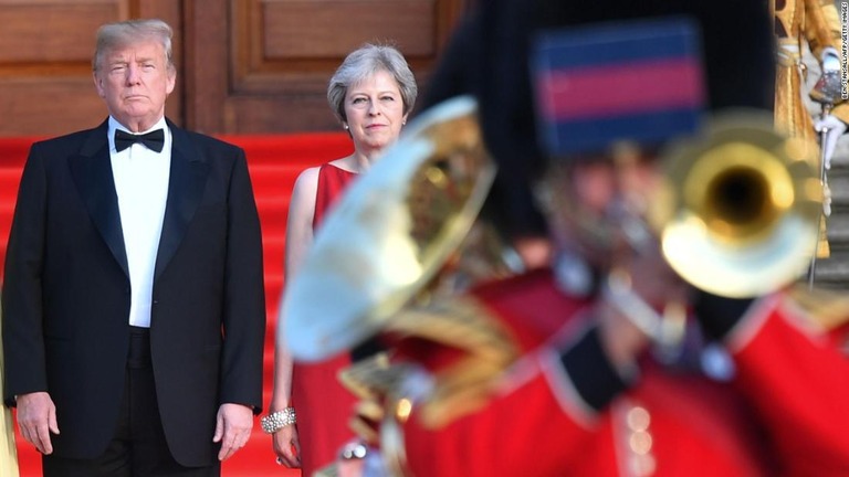 ブレナム宮殿での式典に参加するトランプ米大統領（左）とメイ英首相/BEN STANSALL/AFP/Getty Images