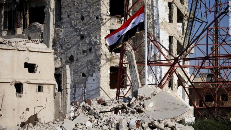 ダルアーの市内に立てられたシリア国旗/MOHAMAD ABAZEED/AFP/AFP/Getty Images