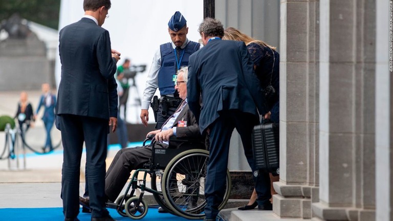 欧州委員会のユンケル委員長が車イスに乗って夕食会会場に入った/Jasper Juinen/Getty Images Europe/Getty Images