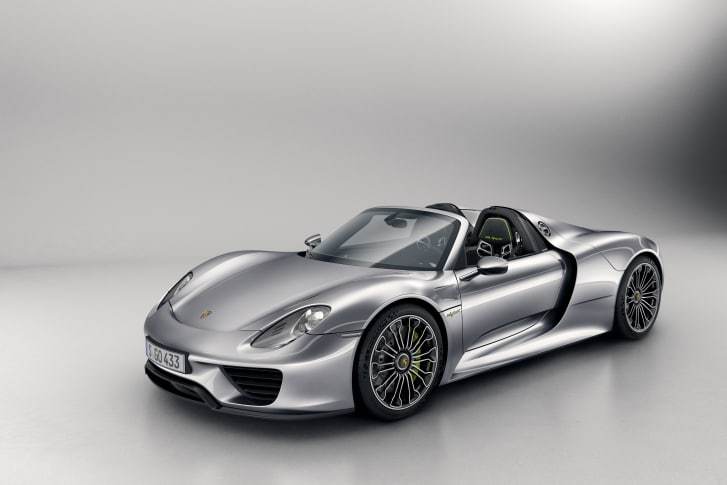 ９１８スパイダーはニュルブルクリンクのレースコースで７分を切る記録を達成/Courtesy of Porsche