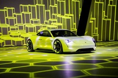 ２０１５年のフランクフルトモーターショーでは走行距離５００キロを誇る電動スポーツカー「ミッションＥ」を発表