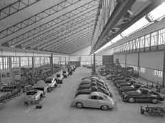 １９４８年６月に公道走行の許可を得て、シュツットガルト近郊にあるポルシェの生産工場で３５６の量産は始まった