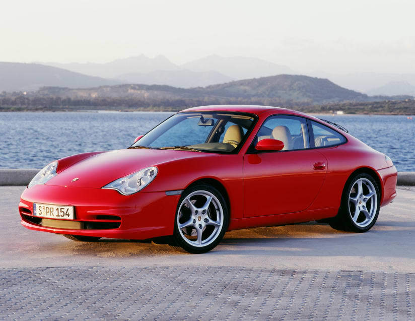 ９９６はそれまでの９１１から大きく変わった。ヘッドランプの形状変更のほか、９１１で初めて水冷エンジンを採用した