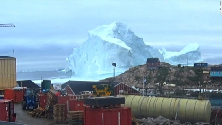 グリーンランドの村近くに迫った巨大氷山/LUCIA ALI NIELSEN 