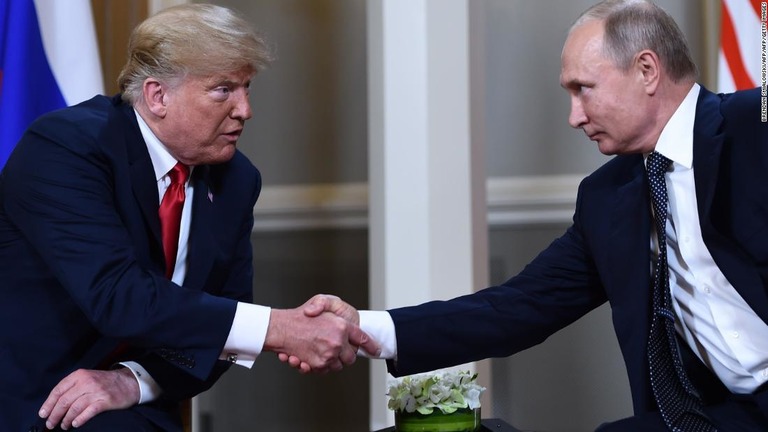 握手を交わすトランプ氏（左）とプーチン氏/BRENDAN SMIALOWSKI/AFP/AFP/Getty Images