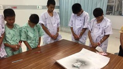 タイ洞窟閉じ込め、少年が死亡した隊員を追悼　「立派な人間になる」