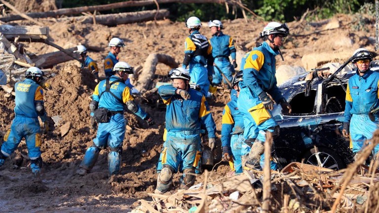 酷暑の中、行方不明者の捜索・救出作業を続ける警察官ら/The Asahi Shimbun via Getty Images