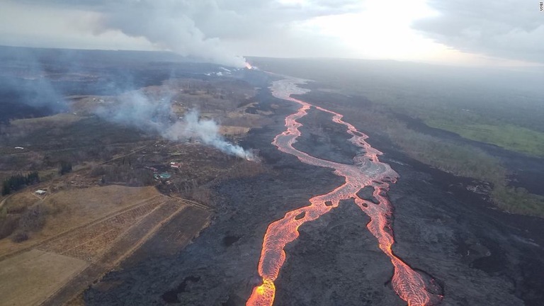 ハワイで海に向かって流れる溶岩/USGS