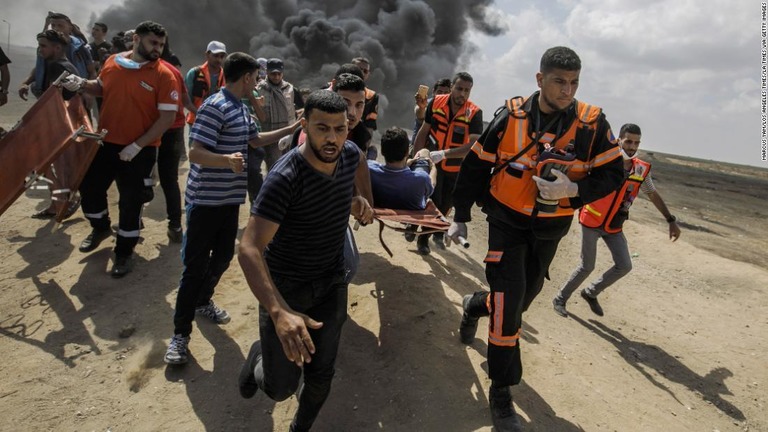 抗議中に負傷したパレスチナ人を搬送する医療班/Marcus Yam/Los Angeles Times/LA Times via Getty Images